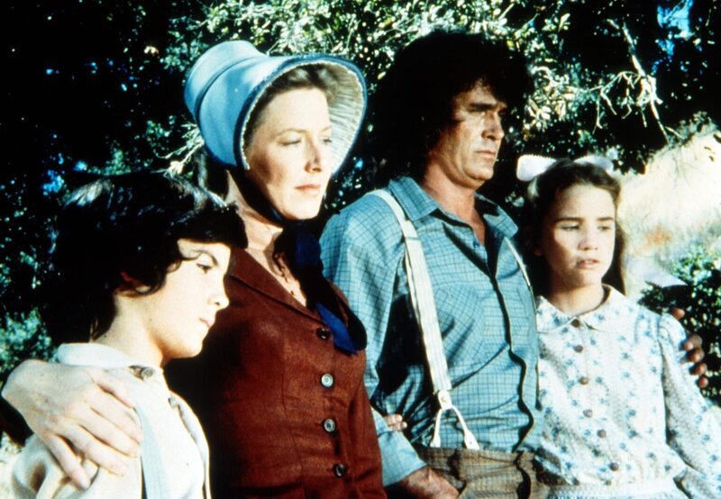 Die Familie Ingalls (v.l.n.r.: Matthew Laborteaux, Karen Grassle, Michael Landon und Melissa Gilbert) nehmen an der Beerdigung von Timothy Dodds teil. – Bild: Worldvision