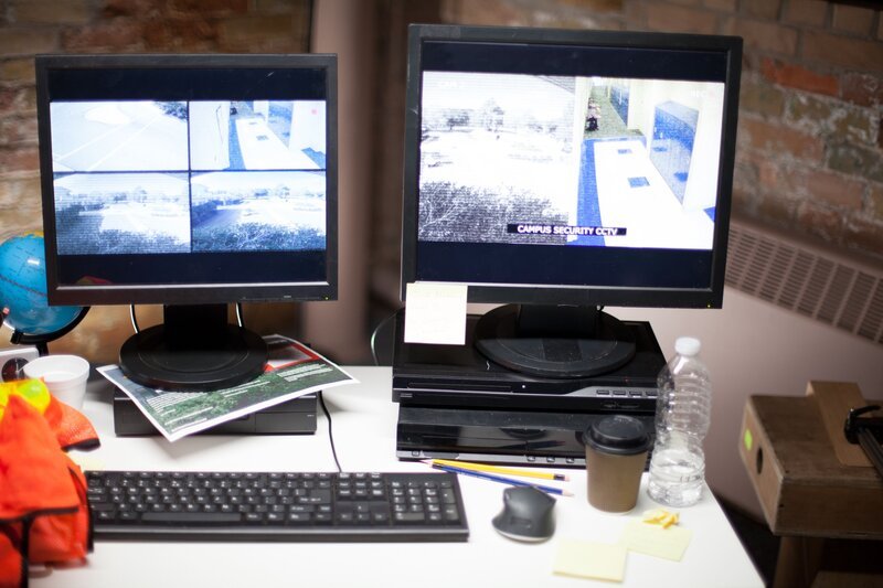 Zwei Computer, die das Bildmaterial der Campus-Kameras anzeigen – Bild: aephoto / Crime + Investigation / A+E Networks Zwei Computer, die das Bildmaterial der Campus-Kameras anzeigen – Bild: aephoto / Crime + Investigation / A+E Networks