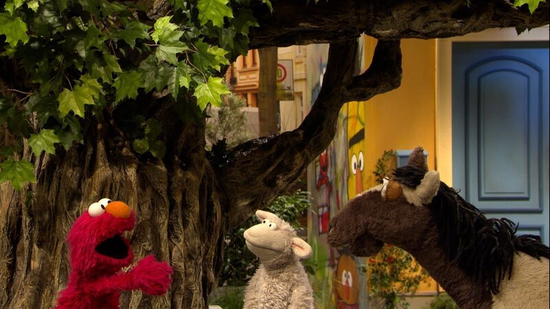 Elmo (links), Wolle (Mitte) und Pferd (rechts) überlegen, wie Elmo ins Baumhaus kommt. – Bild: NDR/​Studio Hamburg Produktion/​Sesame workshop