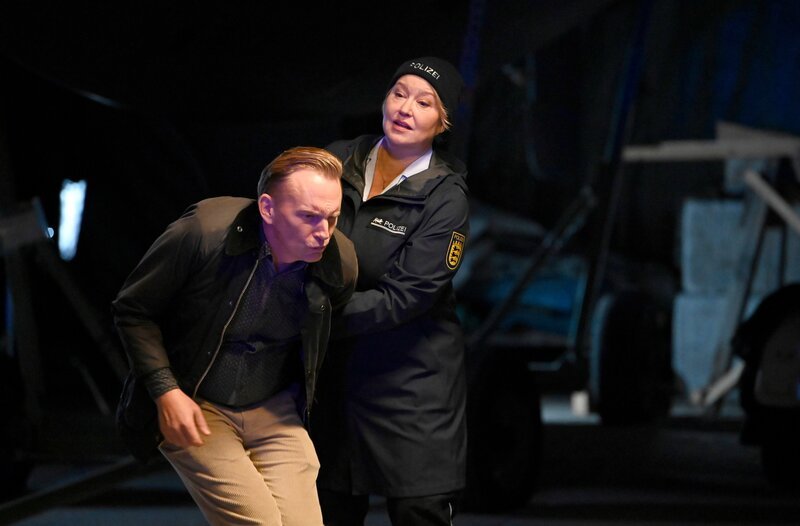 Nele Fehrenbach (Floriane Daniel, r.) nimmt Konrad Döring (Christoph Glaubacker, l.) vorläufig fest. – Bild: ARD/​Laurent Trümper