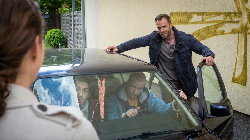 Karoline Joost (Nike Fuhrmann, l.) und Lars Pöhlmann (Dominic Boeer, r.) verfolgen die Jugendlichen Thore Mayer (Benjamin Mangelsdorf, 2.v.l.) und Lorenz Bock (Tillmann Eckardt, 2.v.r.). – Bild: ZDF und Marc Meyerbröker