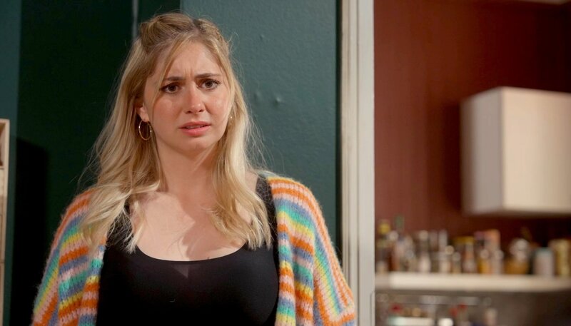 Toni (Sarah Buchholzer) ist tief enttäuscht: Noah (Jan Liem) hat sich ohne Rücksprache für den Job in Berlin entschieden – und sagt dann auch noch den gemeinsamen Urlaub ab. Für Toni ist das der Wendepunkt. Schmerzlich erkennt sie, dass Noahs Karriere immer Vorrang haben wird. – Bild: NDR