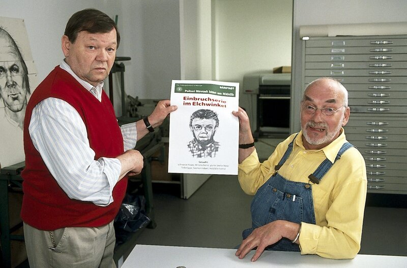 Nach Peters (Peter Lustig, r.) Angaben hat Kommissar Flink (Ernst-Georg Schwill, l.) ein Phantombild des Einbrechers erstellt. – Bild: ZDF/​Christiane Pausch