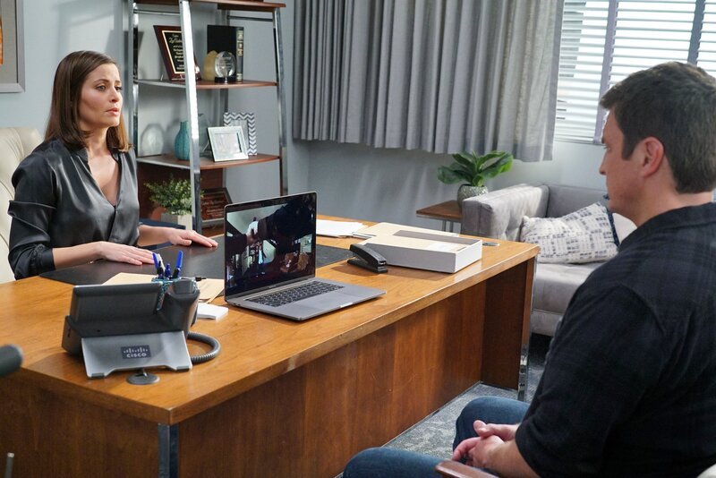 John Nolan (Nathan Fillion) sucht nach seinem dramatischen Einsatz Rat bei Captain Zoe Andersen (Mercedes Mason). – Bild: ZDF und Eric McCandless