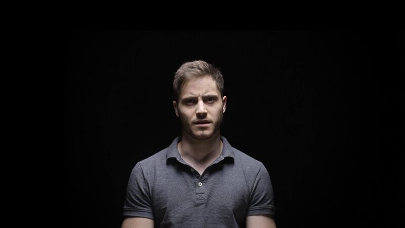 Bru hatte mit zehn Jahren angefangen, ab und zu Pornos zu schauen. Als junger Erwachsener war daraus eine Online-Porno-Sucht geworden. – Bild: ZDF und Onza