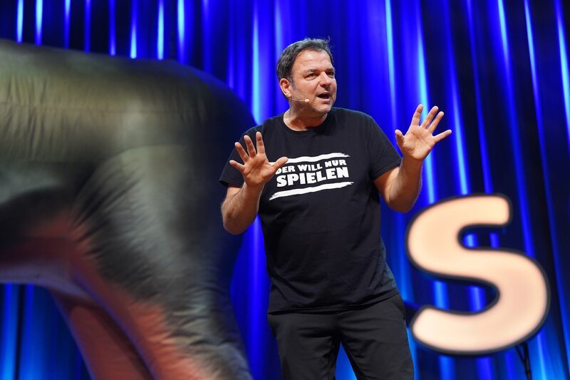 Martin Rütter   Die Verwendung des sendungsbezogenen Materials ist nur mit dem Hinweis und Verlinkung auf RTL+ gestattet.; Martin Rütter   Die Verwendung des sendungsbezogenen Materials ist nur mit dem Hinweis und Verlinkung auf RTL+ gestattet. – Bild: RTL /​ Guido Engels