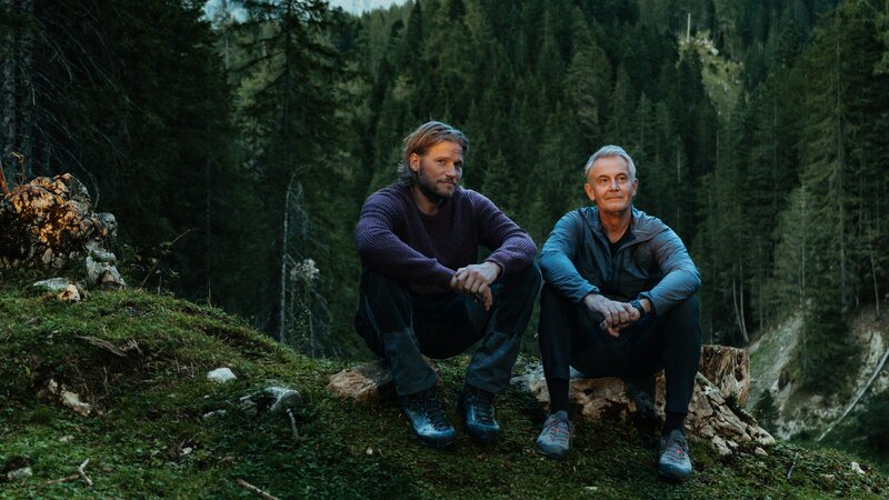 Das Zelten mit ihren pubertierenden Kindern haben sich Markus Kofler (Sebastian Ströbel, l.) und Michael Dörfler (Robert Lohr, r.) anders vorgestellt. – Bild: ZDF /​ Sabine Finger Fotografie