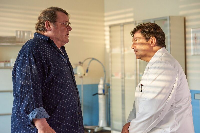 Christian (Francis Fulton Smith) informiert Bernd (Walter Plathe) über den kritischen Gesundheitszustand von Inge. – Bild: WDR/​ARD/​Christian Lüdeke
