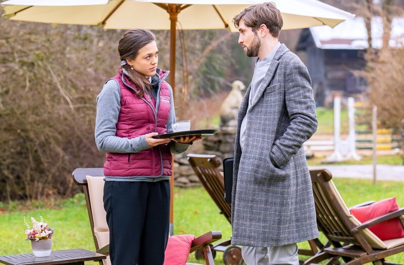 Henry (Elias Reichert, r.) und Maxi (Katharina Scheuba, l.) wollen an ihren Zukunftsplänen festhalten. – Bild: ORF/​ARD/​Thomas Neumeier