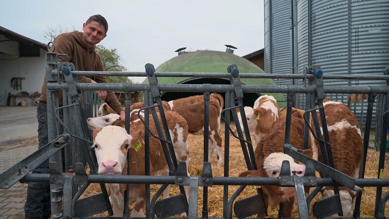 Thorben Hofmann, Demeter-Landwirt aus Baden-Württemberg, setzt in dritter Generation auf artgerechte Haltung und naturnahe Fütterung, um eine hohe Milchqualität zu erhalten. – Bild: ZDF und Florian Lengert