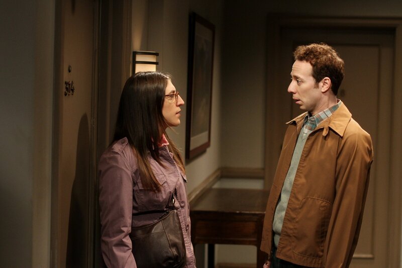 Da Sheldon die Möglichkeit ausschließt, dass Amy (Mayim Bialik, l.) auf Stuarts (Kevin Sussman, r.) Einladung eingeht und die Frage für ihn daher irrelevant ist, gibt Leonard Stuart grünes Licht. Als Amy die Einladung annimmt, gerät Sheldon ins Grübeln … – Bild: Warner Bros. Television