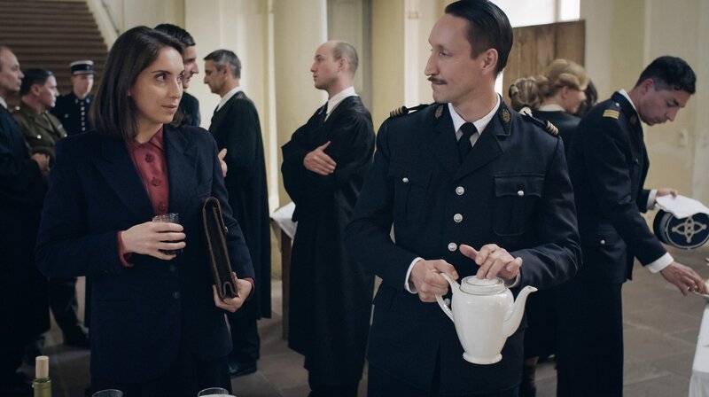 Verteidigerin Helga Kloninger und Chefankläger Joseph Granier – in einer Verhandlungspause. – Bild: SWR/moving story media/Hans Jakobi Verteidigerin Helga Kloninger und Chefankläger Joseph Granier – in einer Verhandlungspause. – Bild: SWR/moving story media/Hans Jakobi