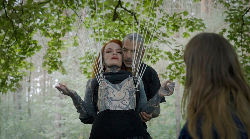 High durch Schmerz – Vanessa lässt sich an Haken aufhängen. – Bild: WDR/​Sendefähig/​Anne Thiele