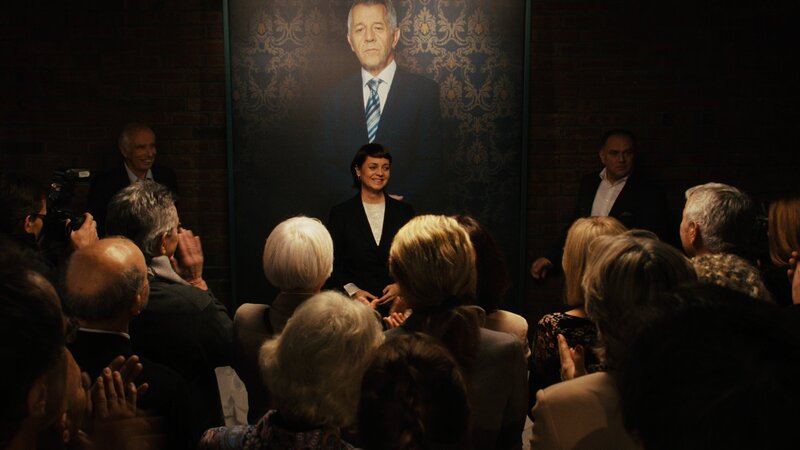 L’ultim Rumantsch Staffel 2 Folge 2 Kampf um Fassade und Zukunft: Marietta Jemmi als Andrietta – Bild: SRF/​RTR