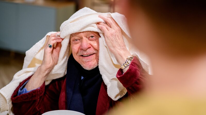 Der erkältete Werner (Dirk Galuba, l.) freut sich, dass Leo (Aurel Klug, r.) der neue Torwart von Blau-Weiß Bichleim ist. – Bild: ARD/​WDR/​Christof Arnold