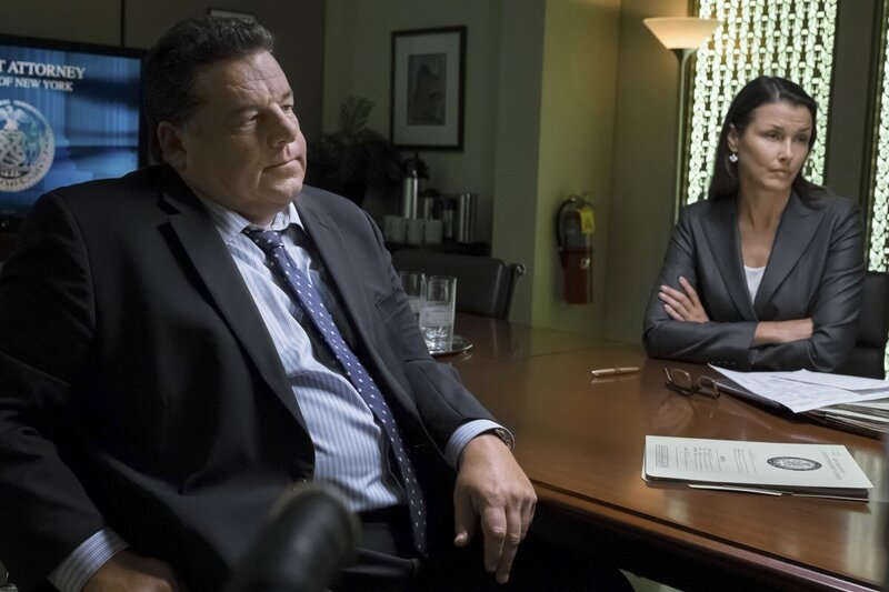 Da Anthony (Steve Schirripa, l.) eine persönliche Bindung zur Nachbarschaft hat, in der Gormley barbarisch zusammengeschlagen wurde, wird er gemeinsam mit Erin (Bridget Moynahan, r.) zu den Ermittlungen hinzugezogen. Gelingt es ihnen, die Täter der bestialischen Tat zur Rechenschaft zu ziehen? – Bild: PLURIMEDIA (CBS Broadcasting Inc.)