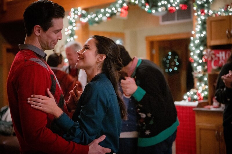 Mark (Clayton James, l.), Kim Jones (Rhiannon Fish)  Die Verwendung des sendungsbezogenen Materials ist nur mit dem Hinweis und Verlinkung auf RTL+ gestattet.  +++ Die Verwendung des sendungsbezogenen Materials ist nur mit dem Hinweis und Verlinkung auf RTL+ gestattet. +++; Mark (Clayton James, l.), Kim Jones (Rhiannon Fish)  Die Verwendung des sendungsbezogenen Materials ist nur mit dem Hinweis und Verlinkung auf RTL+ gestattet.  +++ Die Verwendung des sendungsbezogenen Materials ist nur mit dem Hinweis und Verlinkung auf RTL+ gestattet. +++ – Bild: RTL /​ REEL ONE INTERNATIONAL