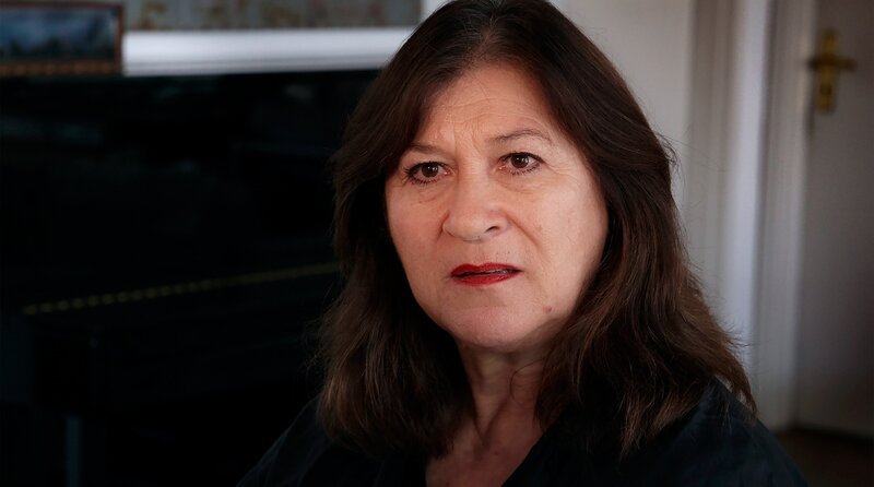 Wünsdorf ist ein ehemaliger Militärstandort in Brandenburg. Der Architekt, Stadtplaner und Pionier für ökologischen Städtebau Ekhart Hahn engagiert sich für eine zukunftsfähige Transformation des Ortes. Während der Dreharbeiten bricht der Krieg in der Ukraine aus. – Eva Mattes in KRIEG ODER FRIEDEN – Bild: rbb/​Filmgalerie 451