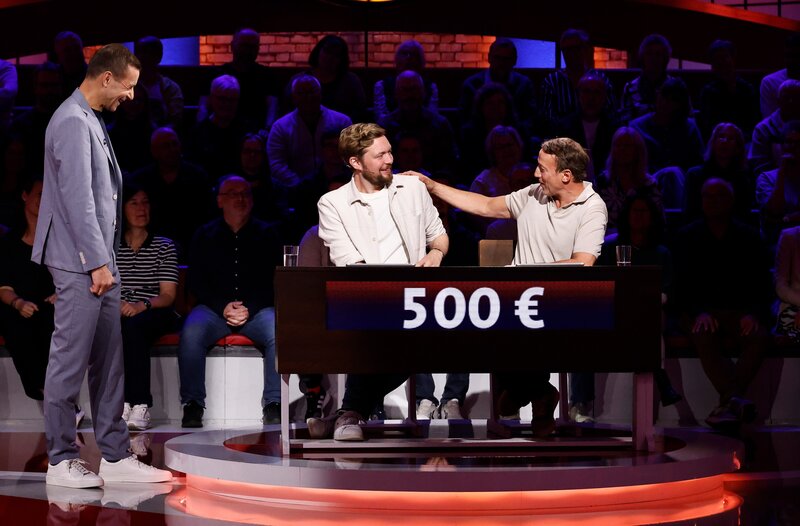 Moderator Kai Pflaume (l.) mit Rateteam-Kapitän Wotan Wilke Möhring (r.) und Autor, Comedian, Podcaster und Moderator Bastian Bielendorfer (M.). – Bild: ARD/​NDR/​Morris Mac Matzen