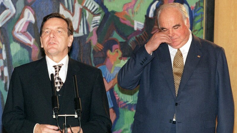 Bundeskanzler Gerhard Schröder (l.) bedankt sich am 27. Oktober 1998 nach der Rede von Helmut Kohl (r.) während der Amtsübergabe im Bundeskanzleramt. – Bild: ZDF und Gero Breloer