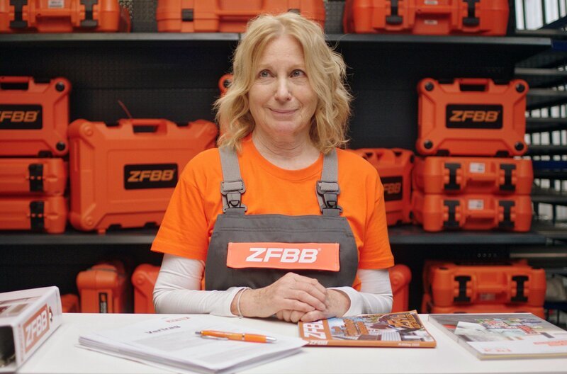 „Wir errichten eine Mauer um Ihr Grundstück“ – Maren Kroymann als sicherheitsbewusste Baumarktverkäuferin in „Kroymann“, Folge 11, von Radio Bremen, SWR, NDR und WDR. – Bild: Radio Bremen/​bilduntonfabrik