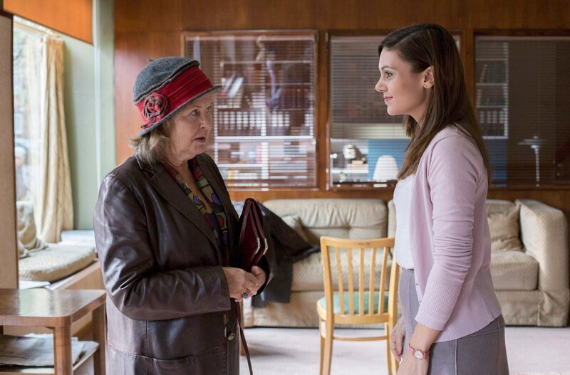 Magda Friebig (Petra Kelling, l.) braucht anwaltlichen Rat. Yasmin (Sophie Dal, r.) empfängt die kämpferische Rentnerin. – Bild: rbb/​ARD/​Georges Pauly