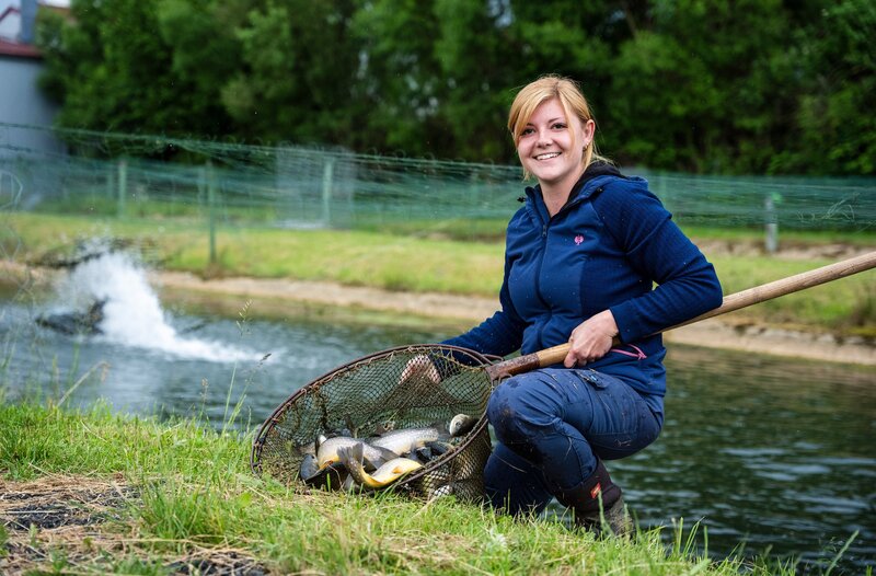 Franziska Herzing aus Oberfranken präsentiert stolz ihre gefangenen Fische. – Bild: BR/​megaherz gmbh/​Moritz Sonntag