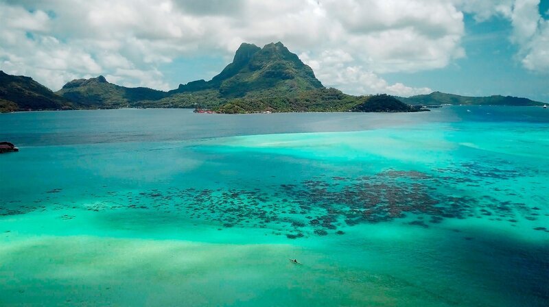 Drohnenflug über Bora Bora, Gesellschaftsinseln – Bild: NDR/​Autentic GmbH/​Benjamin Picard
