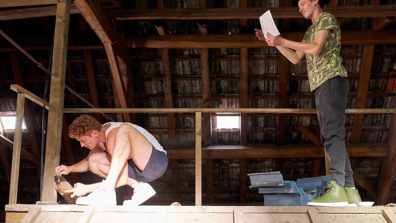 Für Maiks (Daniel Donskoy, l.) Plan, einen Dachschaden zu faken, müssen Kevin (Vincent Krüger) und er Löcher in die Dachbalken der Kirche bohren. – Bild: TVNOW /​ Frank Dicks