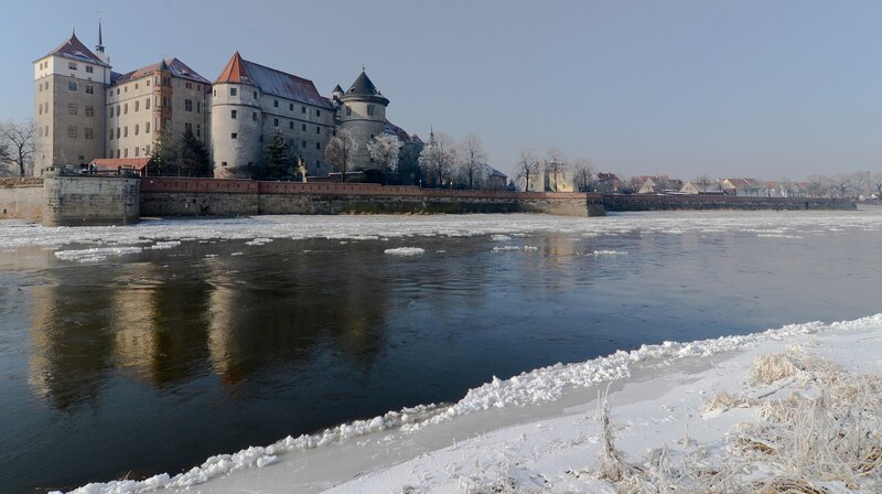 Schloss Hartenfels im sächsischen Torgau ist auch im Winter ein malerischer Anblick. Torgau selbst ist durch das Ende des Zweiten Weltkrieges bekannt geworden, als sich am 25. April 1945 sowjetische und amerikanische Truppen dort an der Elbe trafen.; MDR FERNSEHEN DIE ELBE (2), „Vom sächsischen Elbtal bis zum Wattenmeer“, am Samstag (21.09.24) um 01:40 Uhr. Schloss Hartenfels im sächsischen Torgau ist auch im Winter ein malerischer Anblick. Torgau selbst ist durch das Ende des Zweiten Weltkrieges bekannt geworden, als sich am 25. April 1945 sowjetische und amerikanische Truppen dort an der Elbe trafen. © MDR/Svenja und Ralph Schieke, honorarfrei – Verwendung gemäß der AGB im engen inhaltlichen, redaktionellen Zusammenhang mit genannter MDR-Sendung bei Nennung „Bild: MDR/Svenja und Ralph Schieke“ (S2+). MDR/HA Kommunikation, 04360 Leipzig, Tel: (0341) 300 6477 oder – 6463 – Bild: MDR/Svenja und Ralph Schieke Schloss Hartenfels im sächsischen Torgau ist auch im Winter ein malerischer Anblick. Torgau selbst ist durch das Ende des Zweiten Weltkrieges bekannt geworden, als sich am 25. April 1945 sowjetische und amerikanische Truppen dort an der Elbe trafen.; MDR FERNSEHEN DIE ELBE (2), „Vom sächsischen Elbtal bis zum Wattenmeer“, am Samstag (21.09.24) um 01:40 Uhr. Schloss Hartenfels im sächsischen Torgau ist auch im Winter ein malerischer Anblick. Torgau selbst ist durch das Ende des Zweiten Weltkrieges bekannt geworden, als sich am 25. April 1945 sowjetische und amerikanische Truppen dort an der Elbe trafen. © MDR/Svenja und Ralph Schieke, honorarfrei – Verwendung gemäß der AGB im engen inhaltlichen, redaktionellen Zusammenhang mit genannter MDR-Sendung bei Nennung „Bild: MDR/Svenja und Ralph Schieke“ (S2+). MDR/HA Kommunikation, 04360 Leipzig, Tel: (0341) 300 6477 oder – 6463 – Bild: MDR/Svenja und Ralph Schieke
