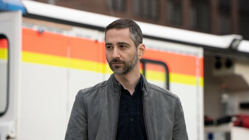 Tayfun Murat (Denis Moschitto) steht am Fundort der Leiche von Valerie Kruger. – Bild: Georges Pauly /​ ZDF