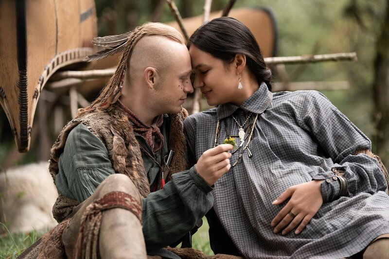 Outlander Staffel 6 Folge 3 Flüchtiges Glück bei den Mohawk: John Bell als Ian, Morgan Holmstrom als Wahionhaweh – Bild: SRF und Sony Pictures Television Inc.
