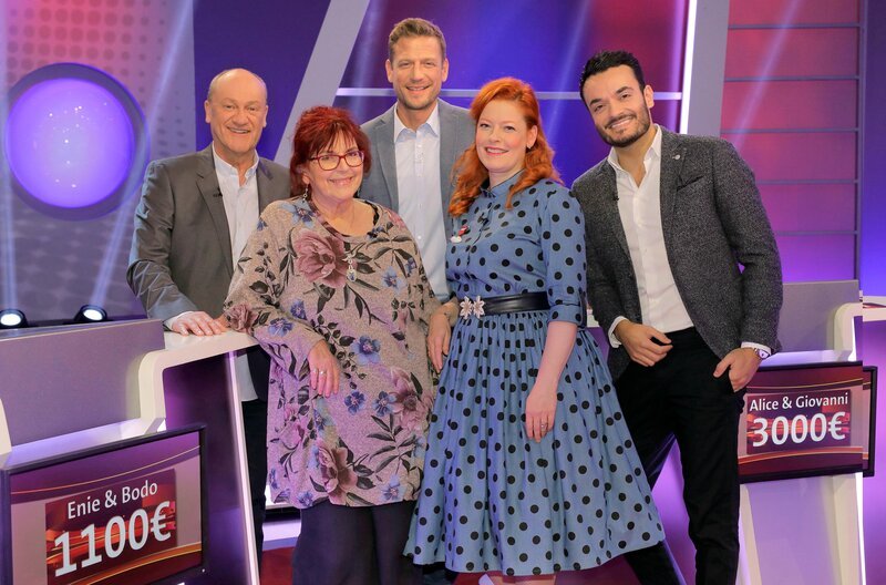 ARD/​SWR MEISTER DES ALLTAGS, „Das Wissensquiz“. Moderator Florian Weber stellt die Alltagstauglichkeit prominenter Kandidaten auf die Probe; v.li.: Bodo Bach, Alice Hoffmann, Florian Weber, Enie van de Meiklokjes und Giovanni Zarrella. – Bild: SWR/​Peter A. Schmidt