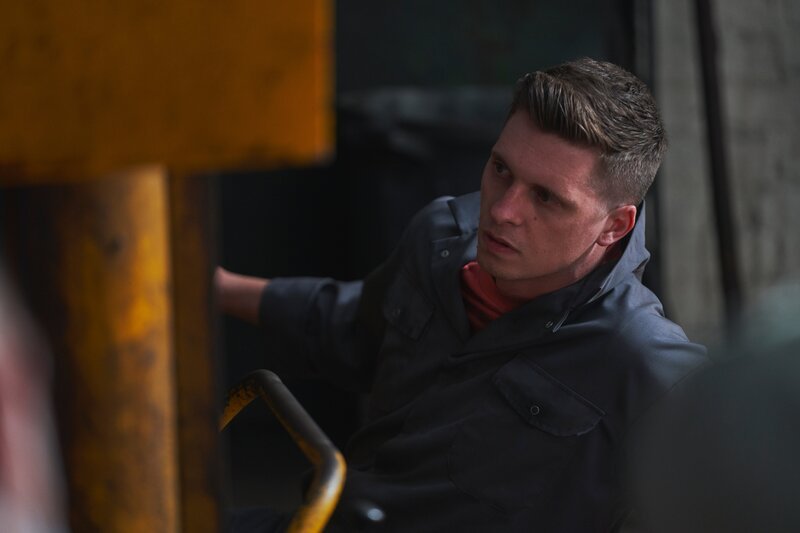 Der sonst eher unauffällige Kyle Williams (Joel Phillimore) verhält sich zunehmend angespannt. Besonders als die Ermittlungen zur Werkstatt seines Vaters führen, beobachtet er alles genau. – Bild: Jonny Birch /​ ZDF