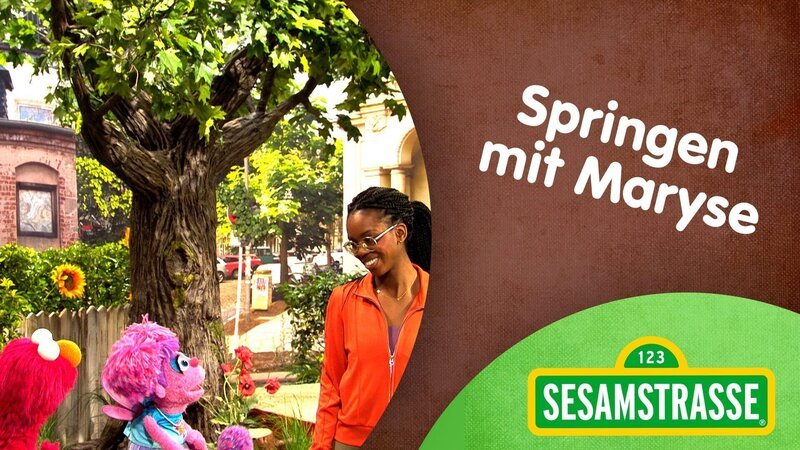 Die Weitspringerin Maryse Luzulo zeigt Abby & Elmo, wie man richtig weit springt. – Bild: NDR/​Studio Hamburg Produktion/​Sesame workshop