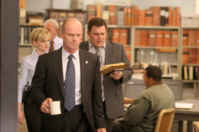 Der aktuelle Fall bereitet Lt. John Stillman (John Finn, M.) Kopfzerbrechen. Sind seine Kollegen Det. Lilly Rush (Kathryn Morris, l.) und Det. Nick Vera (Jeremy Ratchford, r.) auf der richtigen Spur? – Bild: Sat.1 Gold