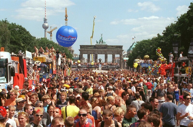 Heiße Rhythmen und hochsommerliche Temperaturen bringen bei der elften Love-Parade in Berlin am 10. Juli 1999 mehr als eine Million Raver ins Schwitzen. – Bild: ZDF und kumm, wolfgang