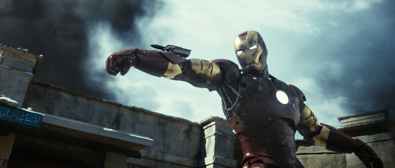 Nachdem der Unternehmer Tony Stark von einer Terrorgruppe überfallen und gefangen genommen wurde, operiert ihn ein Mitgefangener, damit die Metallsplitter nicht zu seinem Herzen wandern können. Der dafür verwendete Elektromagnet in seiner Brust macht ihn schließlich zu Iron Man (Robert Downey Jr.) … – Bild: Kabel Eins Classics
