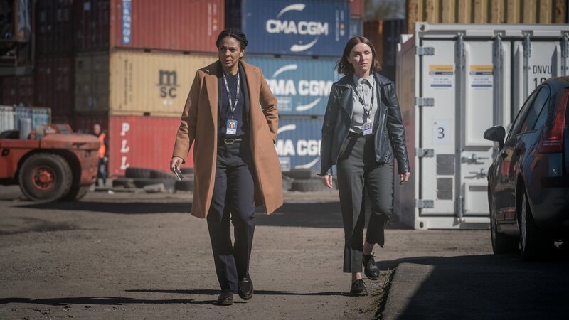 DS Jenn Townsend (Marsha Thomason, l.) und DS Karen Hobson (Erin Shanagher, r.) werden zum örtlichen Frachthafen geschickt, da das Opfer dort in die Bucht geworfen wurde. – Bild: ZDF und Ben Blackall