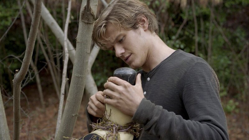 Als sich der Zustand der verletzten Pilotin verschlechtert, muss MacGyver (Lucas Till) handeln, bevor der Verbrecher sie gefangen nehmen kann. Für die Rettung stehen ihm jedoch nur ein langes Messer und eine Wasserflasche zur Verfügung … – Bild: PLURIMEDIA (CBS Broadcasting Inc.)