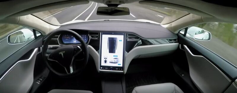 Armatur inklusive hochmodernem Bordcomputer eines Teslas. – Bild: Jack Burton /​ ZDF