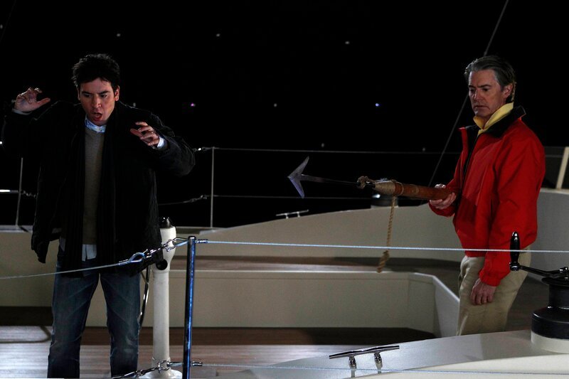 Robin und Marshall verbringen zum ersten Mal einen Abend miteinander. Währenddessen unternehmen Ted (Josh Radnor, l.) und „der Captain“ (Kyle MacLachlan, r.) einen Segeltörn. – Bild: CBS BROADCASTING INC.