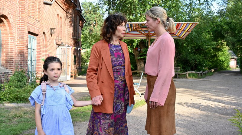 Als Claras (Lani Kalea Maurischat, l.) Großmutter Antje Müller-Mentzen (Teresa Harder, M.) klar wird, dass sie Katharina (Valerie Niehaus, r.) nicht in ihrem Sinne manipulieren kann, zeigt sie ihr wahres Gesicht. – Bild: Christiane Pausch /​ ZDF