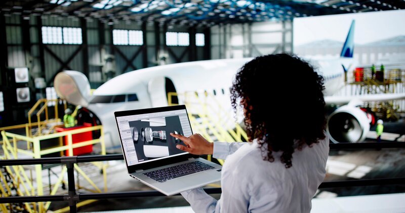 Technische Kontrolle eines Flugzeuges – Bild: Terra Mater Studios /​ Getty Images /​ iStockphoto