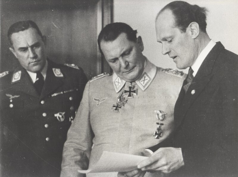 Oberbefehlshaber der deutschen Luftwaffe, Hermann Göring (M.), mit seinem Adjutanten Karl Bodenschatz (l.) und dem Ingenieur Willy Messerschmitt (r.). – Bild: ZDF/​Spiegel-TV