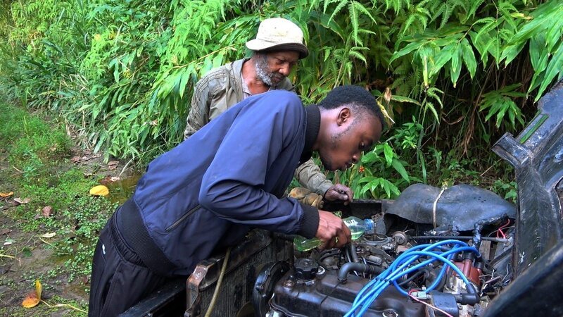 Die Infrastruktur im Landesinneren ist schlecht und die Autos reparaturbedürftig. – Bild: ZDF und Tony Comiti Productions