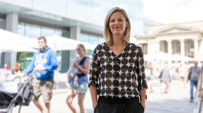 Mit Ariane Binder, hier am Kunstmuseum Stuttgart. – Bild: SWR/​Markus Palmer