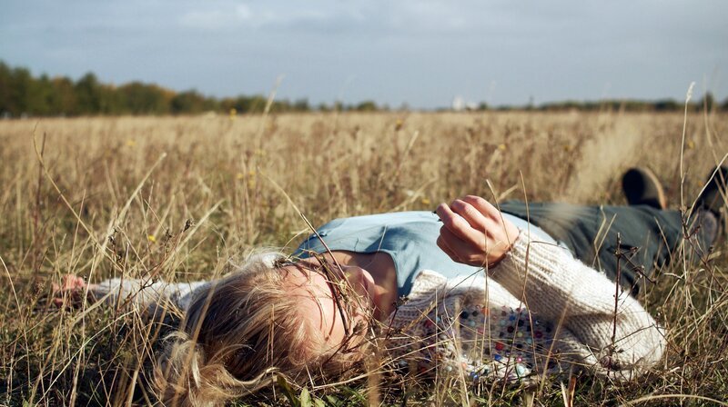 Kann den Momen genießen; Lina (Olga von Luckwald). – Bild: NDR/​Peter Drittenpreis/​Kundschafter Filmproduktion/​Schurkenstart Film