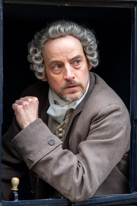 Jean Jacques Rousseau (Christian Schadler) drohte die Inhaftierung, nachdem er in seinem Roman ‚Emile‘ für Kinder eine freie, glückliche und mit der Natur verbundene Kindheit gefordert hat. – Bild: ZDF und Februar Film