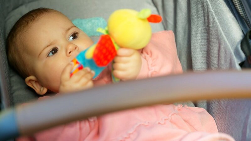 Valerie (Maike Johanna Reuter) weigert sich, auf Olivia (Fiona Strebe m.) aufzupassen, obwohl Simon (Thore Lüthje) in einer Notlage ist. – Bild: NDR